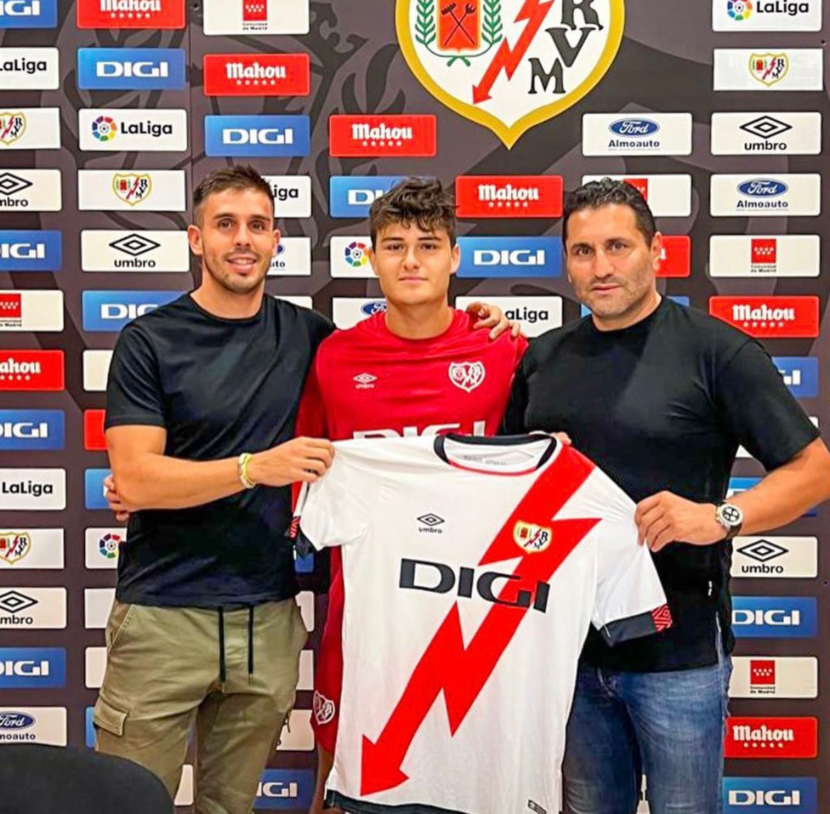 Academy player signing at Rayo Vallecano